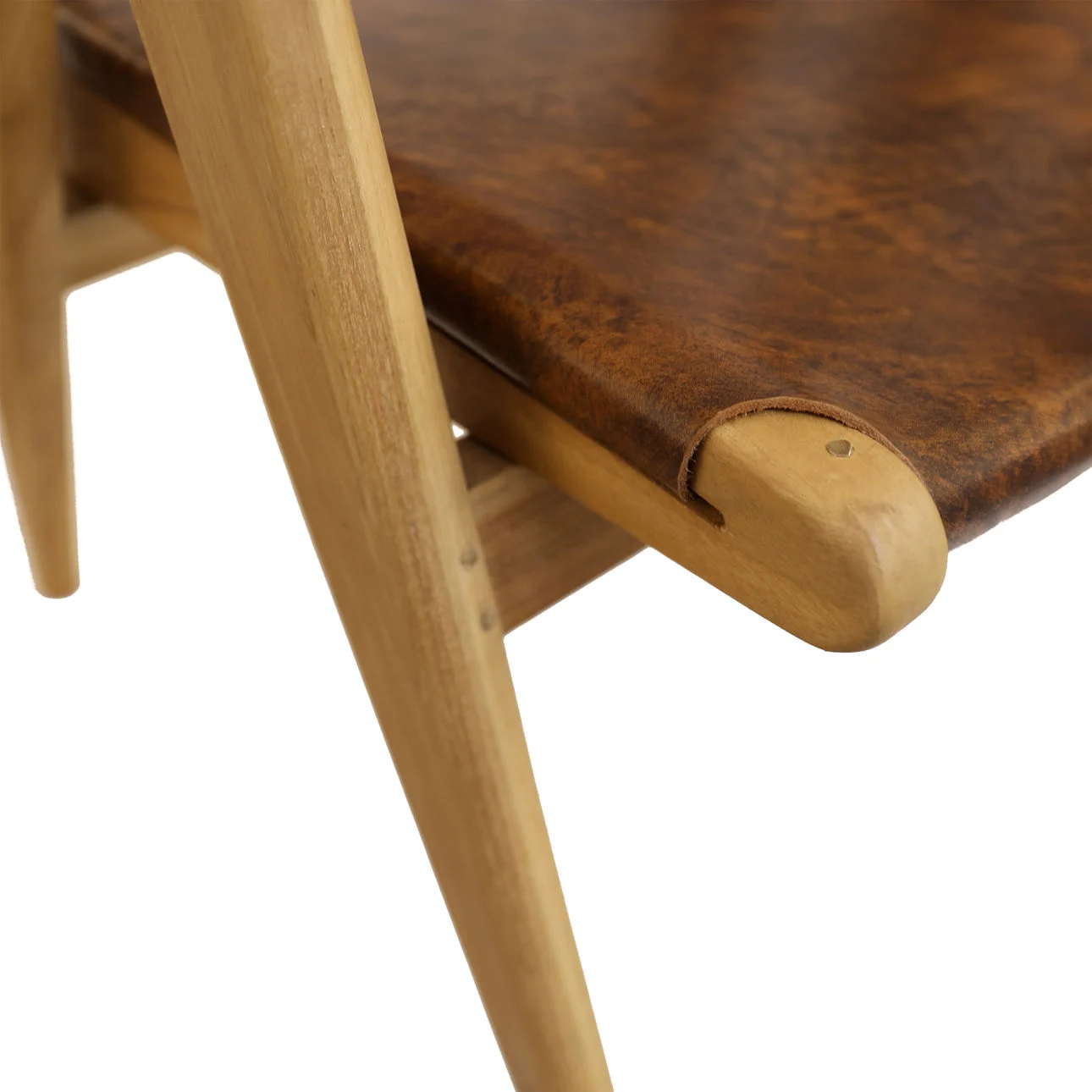 Teak dining chair in natural finish with dark brown leather, detail